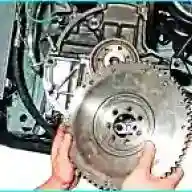 Зняття та встановлення маховика двигуна автомобіля Рено Логан